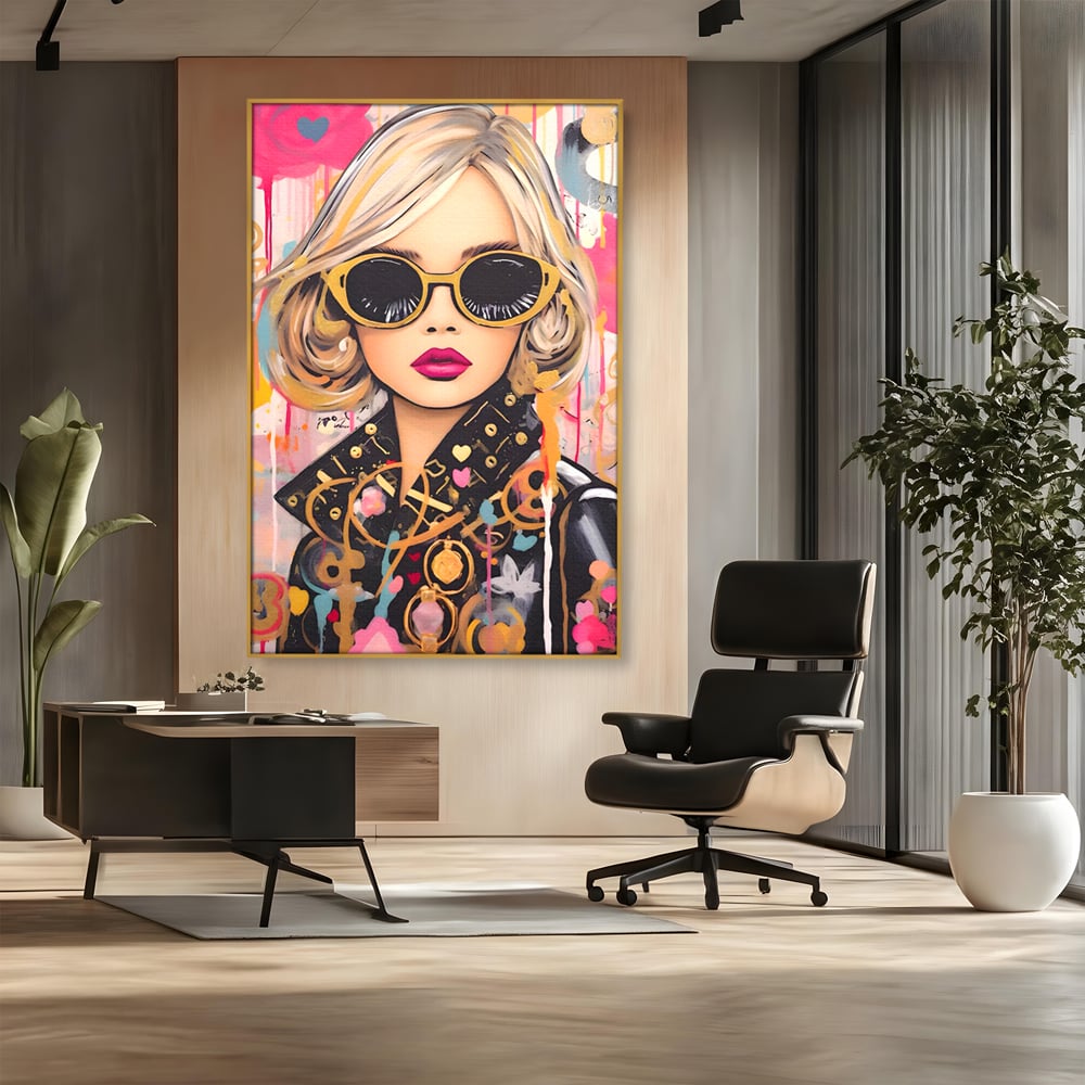 Tablou canvas cu tablou canvas cu portret de femeie, in rama de aluminiu auriu, pe perete intr-un birou